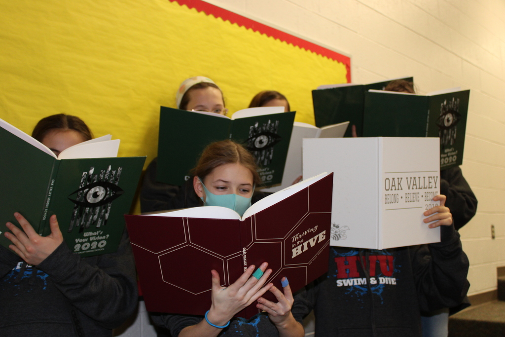 students reading yearbooks