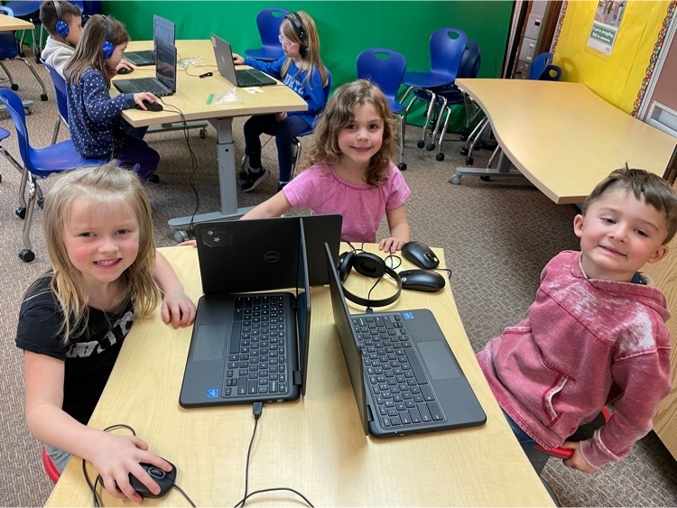 kindergarten students on computers