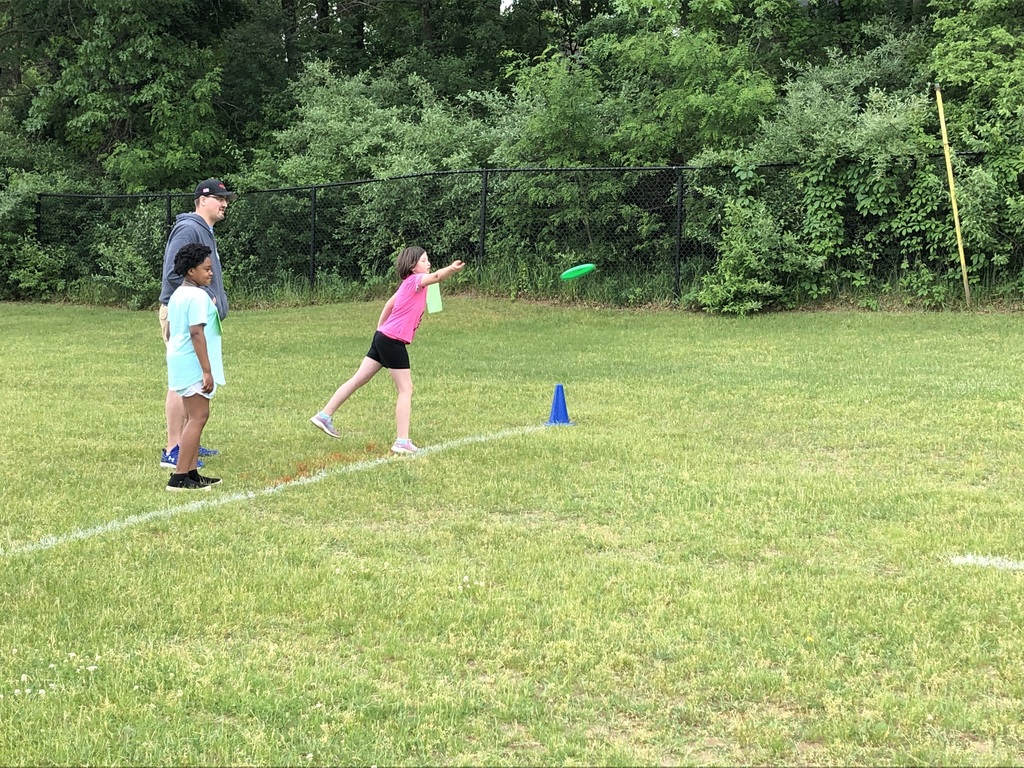 kids and adult throwing frisbees