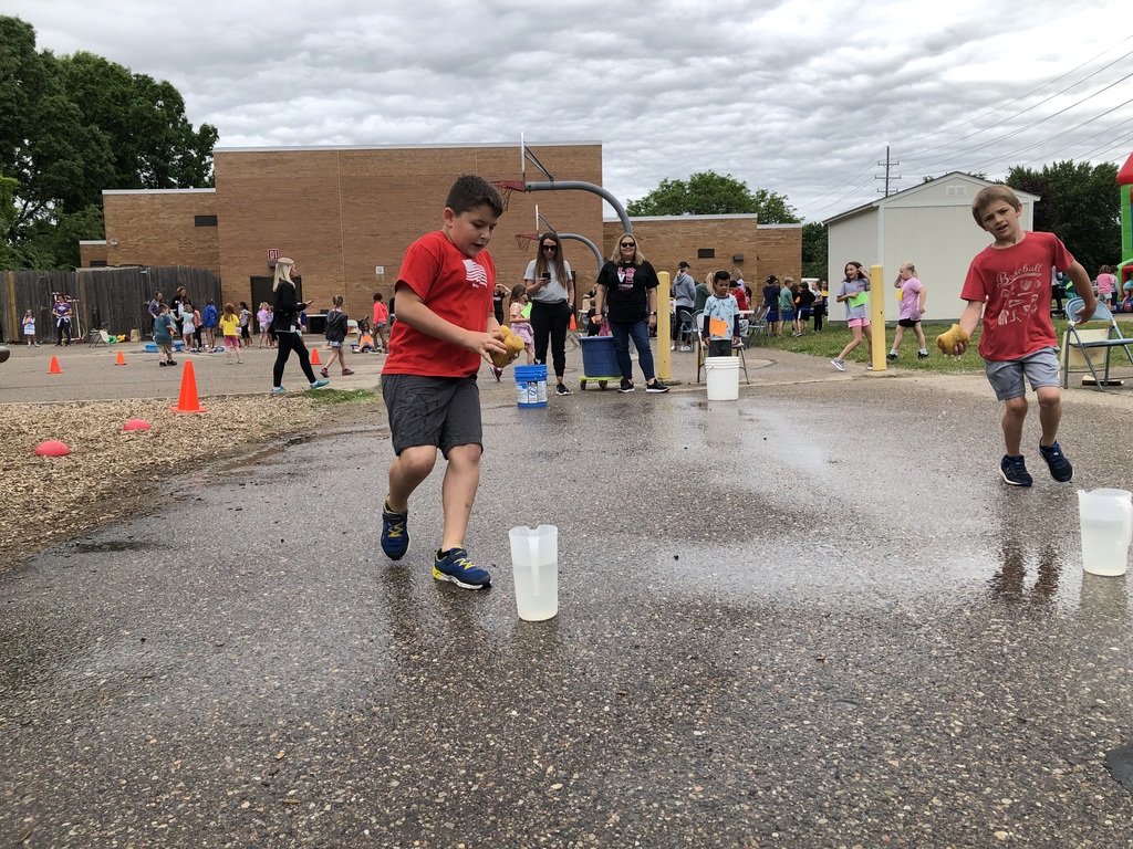 kids doing the water-sponge relay