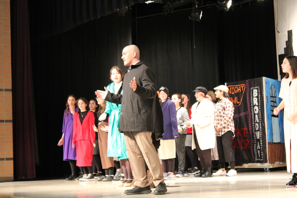 Daddy Warbucks sings to crowd